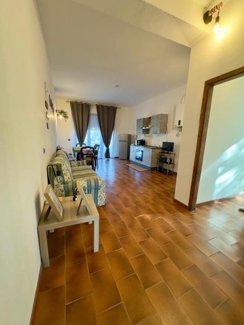 Communal lounge/ TV room, Kitchen or kitchenette, Living room, Dining area, stove