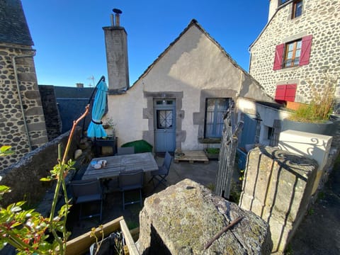Property building, Patio, Day, Dining area