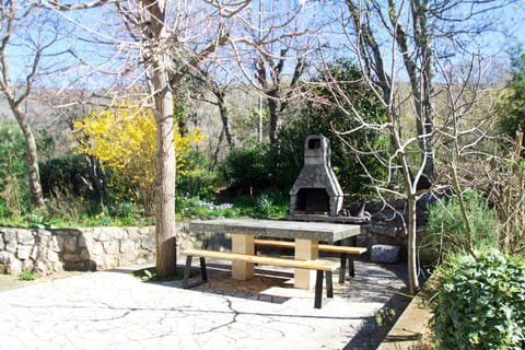 Patio, Natural landscape, BBQ facilities, Garden, Dining area, Garden view