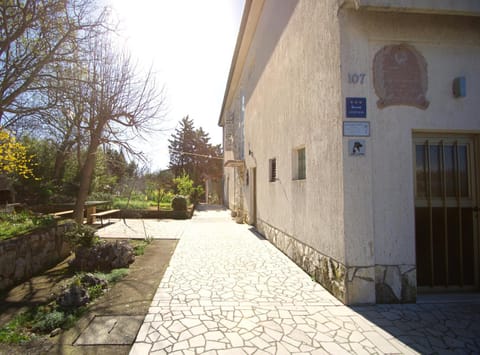 Property building, Patio, Facade/entrance, Garden view, Parking