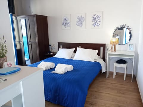 Bed, Bedroom, internet, towels, wardrobe