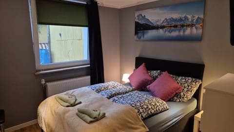 Bed, Bedroom, towels, towels