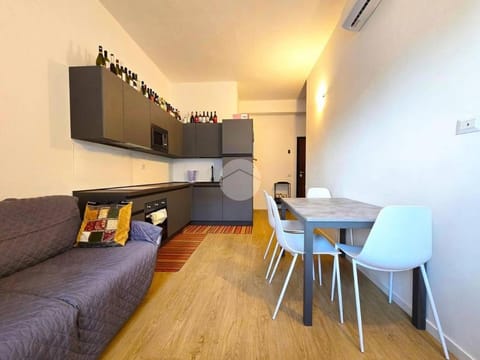 Kitchen or kitchenette, Living room, Seating area, Dining area, minibar, oven, pet friendly, stove