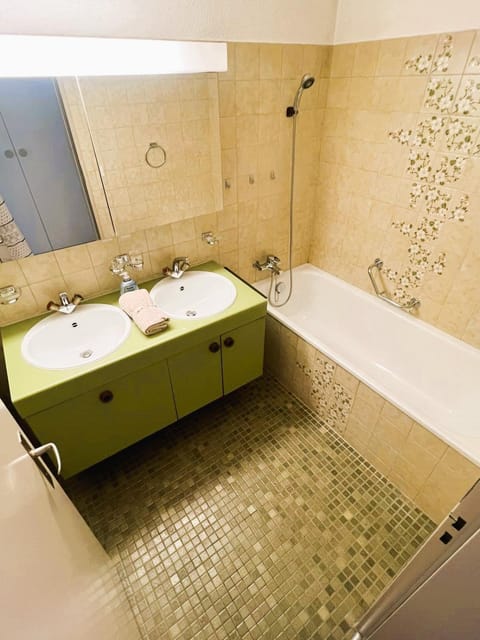 Large Flats, Zurich Lake HWA - Self Checkin Apartment in Zurich City