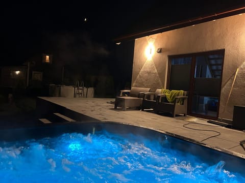 ''Kaszebe ''Domek letniskowy całoroczny z jacuzzi ,klimatyzacja nad jeziorem Raduńskim House in Pomeranian Voivodeship