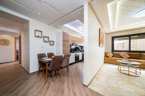 Kitchen or kitchenette, Seating area, Dining area