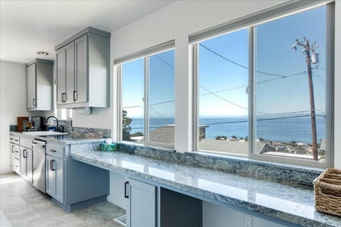 Cozy Oceanview Beach House -Monthly-Spring Special-Mar thru May House in Cambria