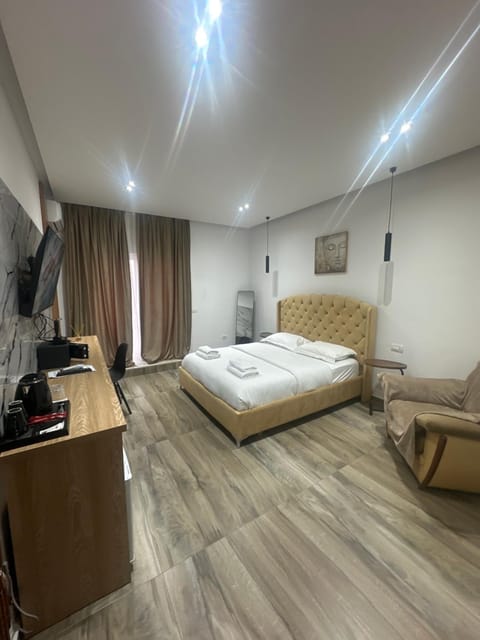 Bed, TV and multimedia, Kitchen or kitchenette, Living room, Photo of the whole room, Seating area, Bedroom