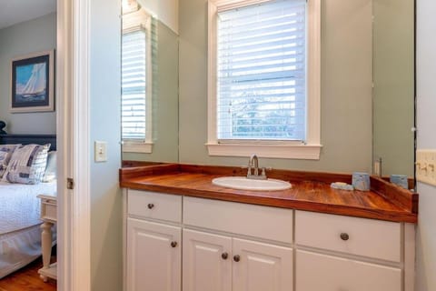 Centennial Coast Cottage - with Heated pool House in Saint Simons Island