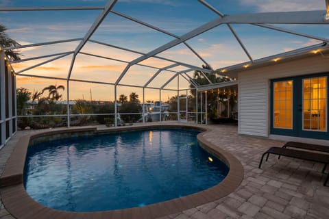 Dolphin Cabin! Available for Summer! Screened Pool, Dock & More! Cabin in Cortez