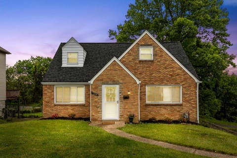 Spacious 4BR Home-Big Yard Huge Driveway Apartment in Pittsburgh