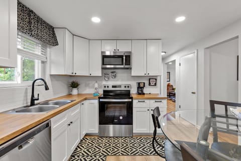 Spacious 4BR Home-Big Yard Huge Driveway Apartment in Pittsburgh