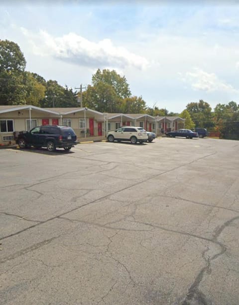 Saint Roberts Town and Village Motel Hotel in Saint Robert