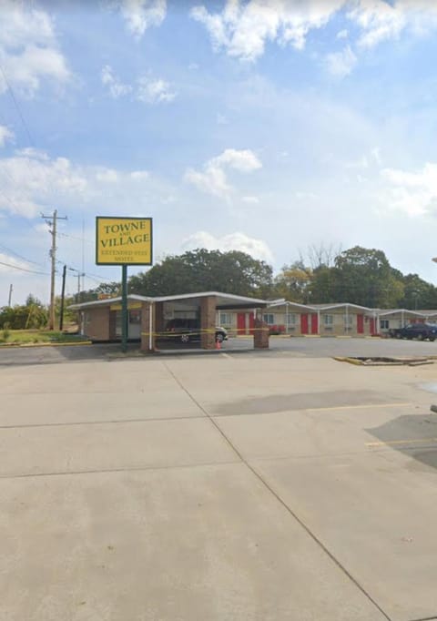 Saint Roberts Town and Village Motel Hotel in Saint Robert