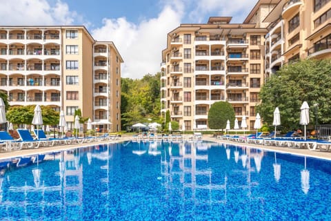 Property building, Day, Pool view, Swimming pool, sunbed