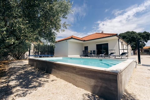 Shower, Property building, Off site, Day, Swimming pool