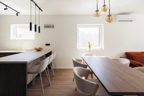 Seating area, Dining area, air conditioner