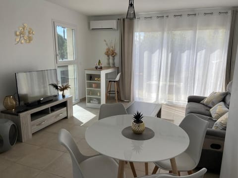 TV and multimedia, Living room, Seating area, Dining area, Garden view