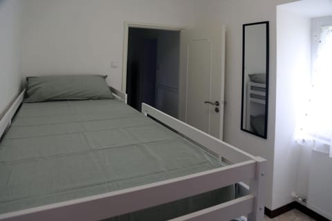 Bedroom, bunk bed