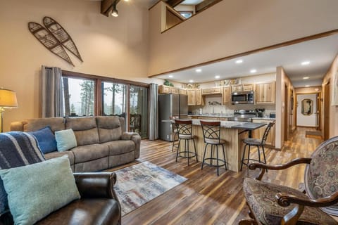 Kitchen or kitchenette, Living room, Seating area, Dining area, stove