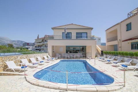 Restaurant/places to eat, Swimming pool, Swimming pool