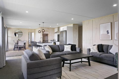 Kitchen or kitchenette, Seating area, Dining area