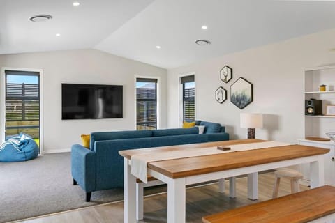 TV and multimedia, Living room, Seating area, Dining area