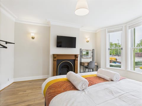 Bed, TV and multimedia, Bedroom, towels