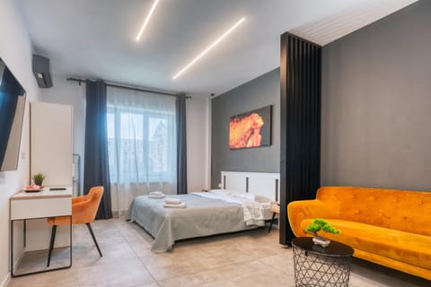 Bed, TV and multimedia, Living room, Photo of the whole room, Seating area, Bedroom