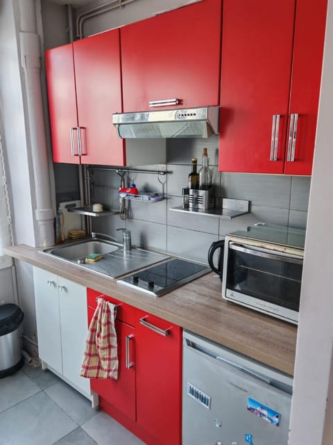 Kitchen or kitchenette, dishwasher, oven, stove