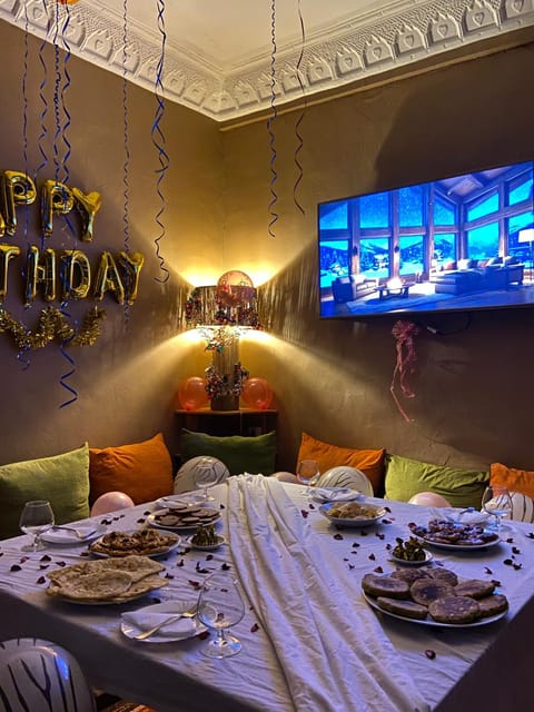 Restaurant/places to eat, TV and multimedia, Living room, Food and drinks, Seating area, Food, Entertainment
