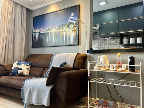 Coffee/tea facilities, Kitchen or kitchenette, Living room, Seating area