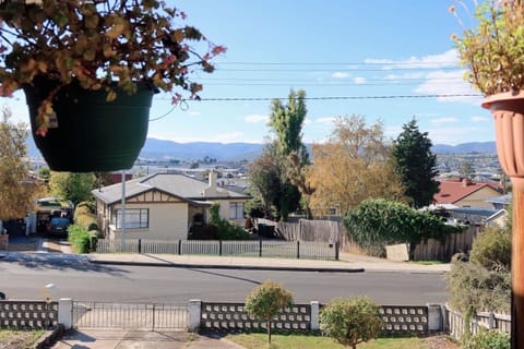 Coleman Comfort Hub - close to City&Air port House in Glenorchy