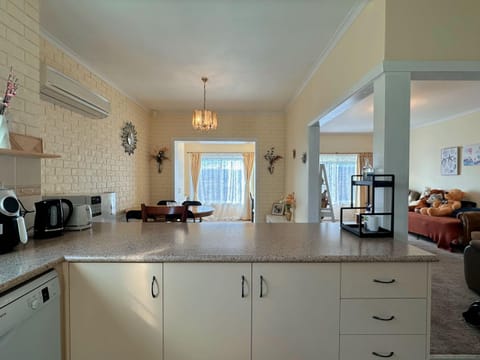 Coleman Comfort Hub - close to City&Air port House in Glenorchy