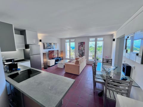 TV and multimedia, Kitchen or kitchenette, Living room, stove