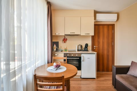 Coffee/tea facilities, Kitchen or kitchenette, Living room, Seating area, Dining area, oven, stove, air conditioner