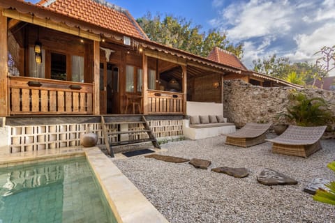 Property building, Patio, Day, Natural landscape, Garden, Garden view, Pool view, Swimming pool, sunbed