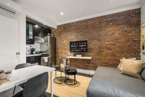 TV and multimedia, Kitchen or kitchenette, Living room, Photo of the whole room, Seating area, Dining area, oven, stove