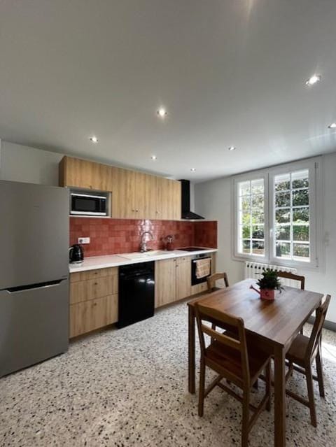 Coffee/tea facilities, Kitchen or kitchenette, Dining area, dishwasher, microwave, oven, stove