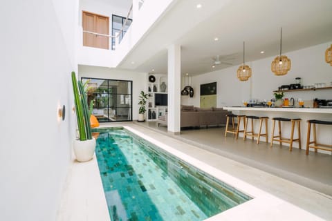 Property building, TV and multimedia, Kitchen or kitchenette, Pool view, Swimming pool