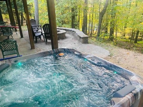 Knotty Dog Lodge- Hot Tub Fire Pit Pet Friendly House in Deep Creek Lake