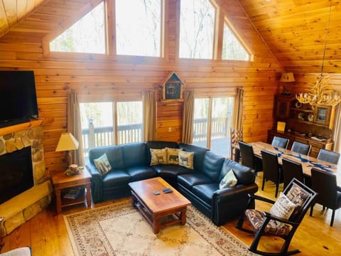 Knotty Dog Lodge- Hot Tub Fire Pit Pet Friendly House in Deep Creek Lake