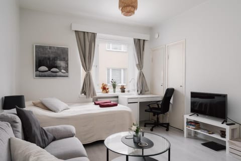 Bed, TV and multimedia, Living room, Photo of the whole room, Seating area, Bedroom