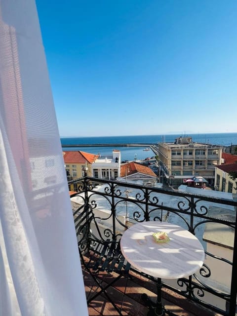 View (from property/room), Balcony/Terrace, City view, Sea view