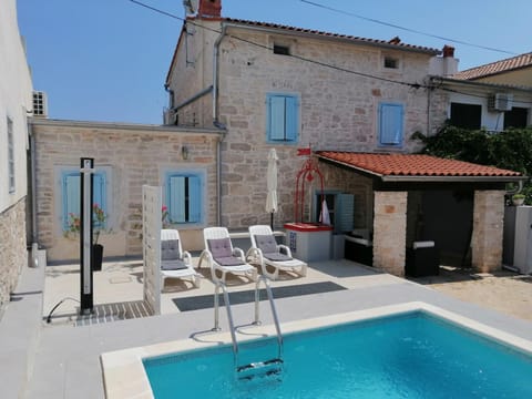 Shower, View (from property/room), Balcony/Terrace, Balcony/Terrace, Decorative detail, Seating area, Pool view, Swimming pool, Swimming pool