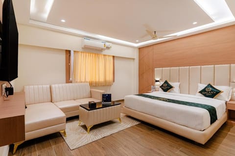 Bed, TV and multimedia, Photo of the whole room, Seating area, Bedroom