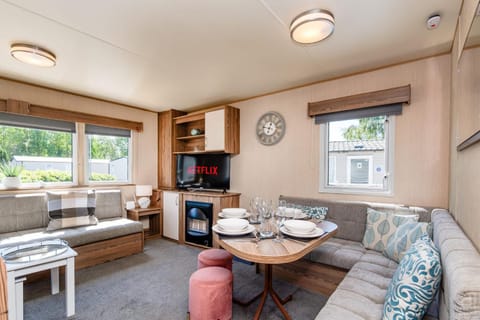 Communal lounge/ TV room, Living room, Seating area, Dining area