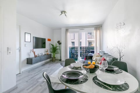 TV and multimedia, Living room, Food and drinks, Seating area, Dining area