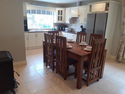 Kitchen or kitchenette, Dining area, oven