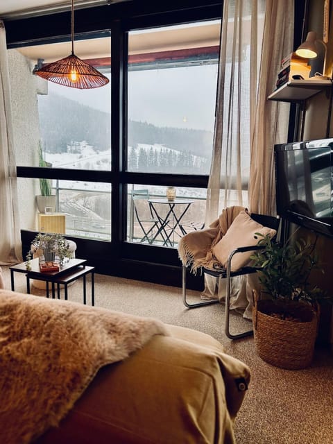 Communal lounge/ TV room, Natural landscape, TV and multimedia, Living room, Seating area, Mountain view